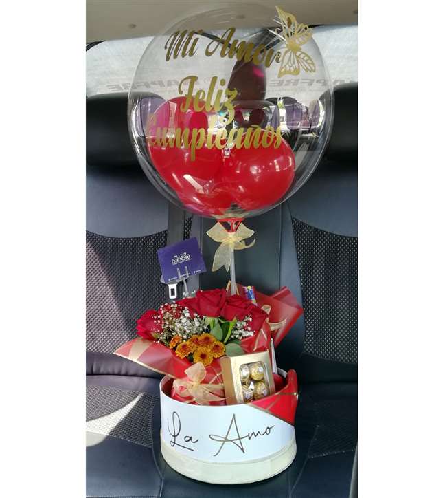Detalles florales con globos para expresar cariño y amor en Guayaquil