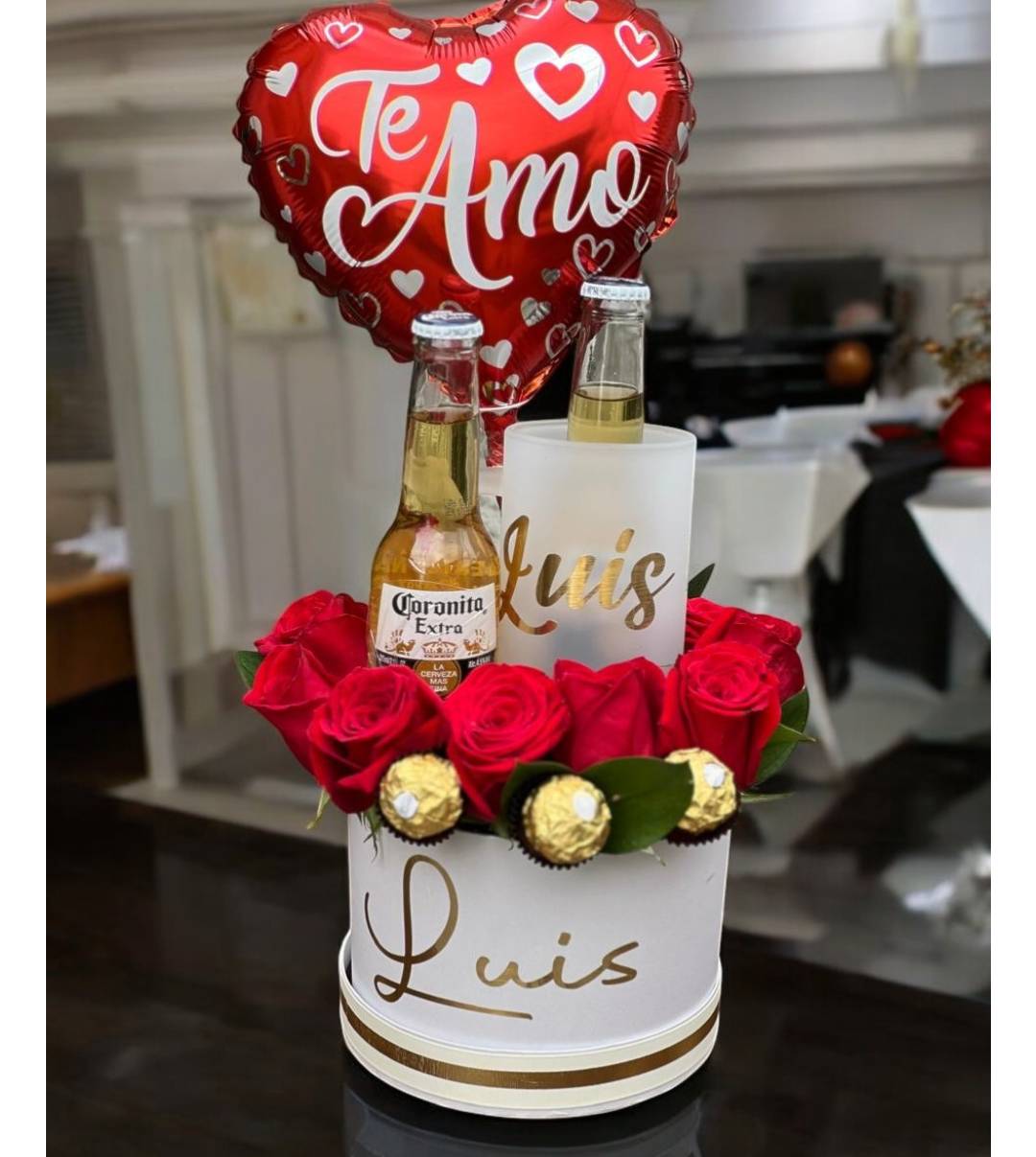 Flores Rojas, Cerveza y Chocolates: El Regalo Perfecto para Él/Florería en Guayaquil.