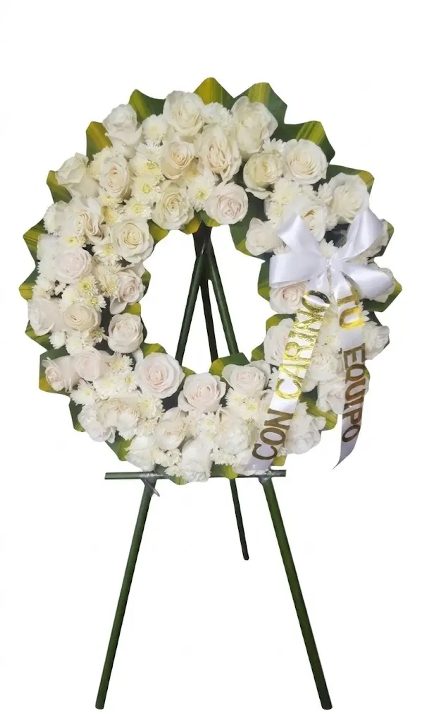 Ofrenda floral, corona, de rosas blancas, en Guayaquil. - Floreria DIFIORI Guayaquil