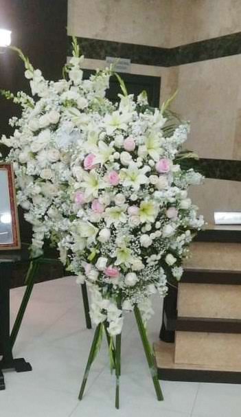 Arreglo floral con rosas y girasoles en Guayaquil. - Floreria DIFIORI Guayaquil