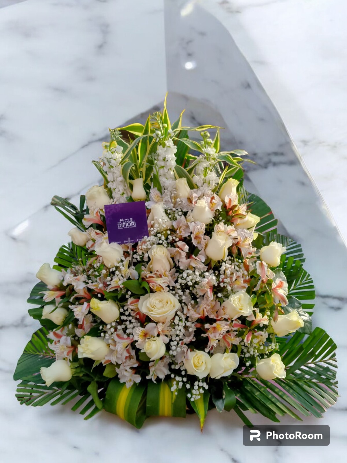 Ofrenda mediana con astromelias, rosas blancas, para sala de velaciones en Guayaquil - Floreria DIFIORI Guayaquil